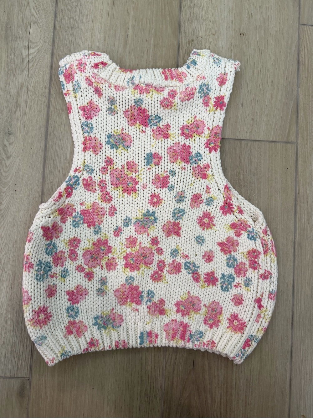 ZARA Cream Knit Floral Tank  with Pink & Green Flowers - Picture 3 of 3